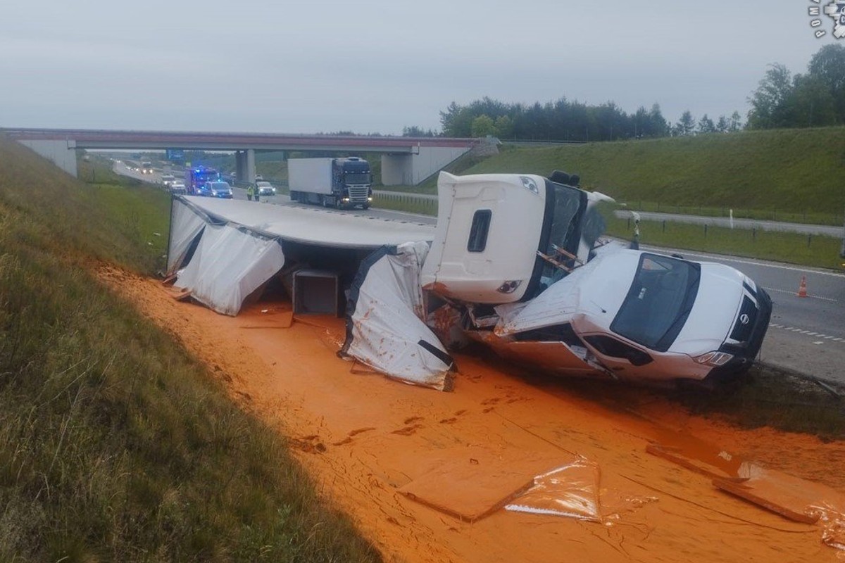 Sos pomidorowy przy autostradzie A1. Groźny wypadek w pobliżu Częstochowy