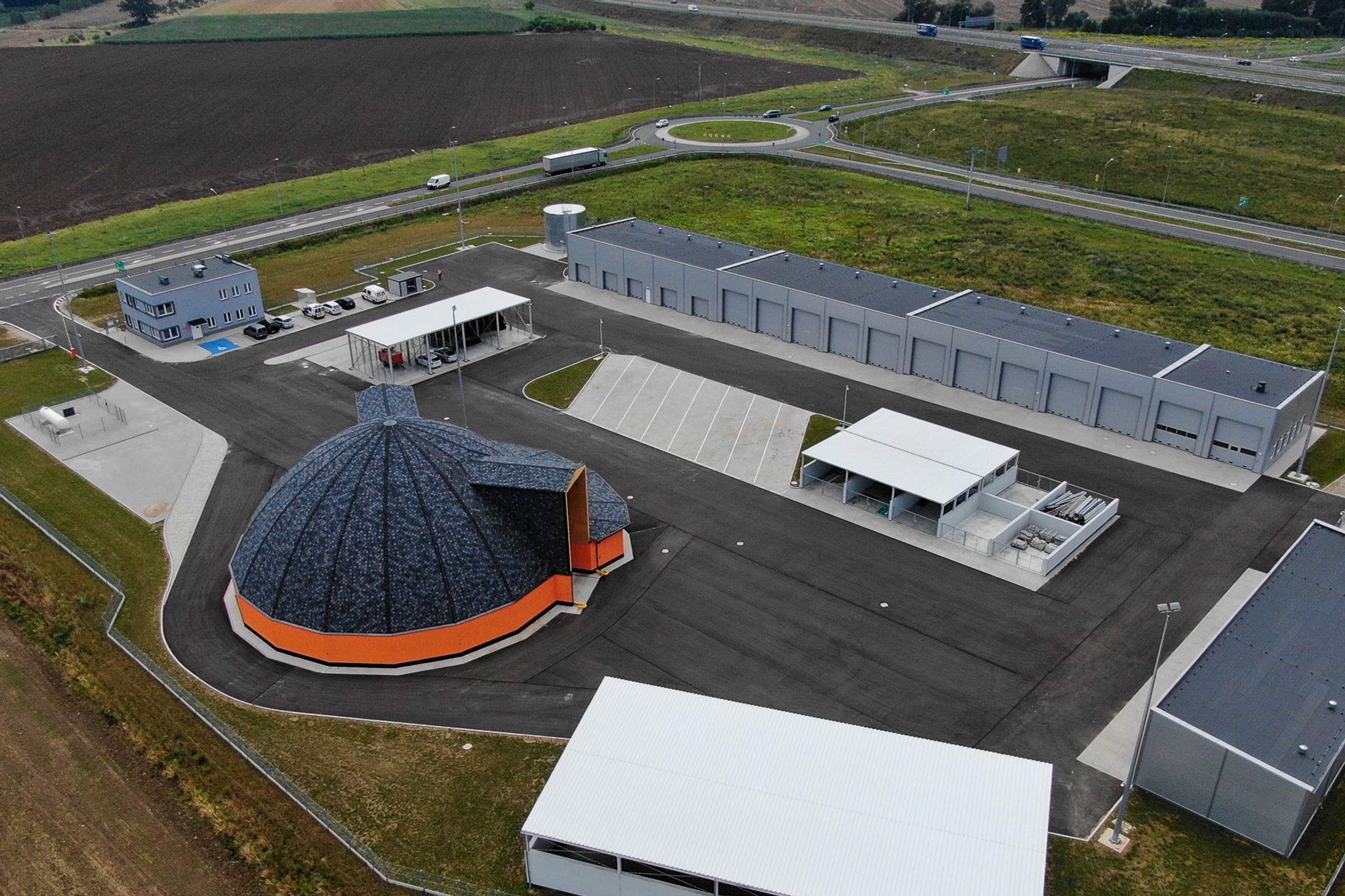 Przy polskich drogach stoją tajemnicze kopuły. Pochodzą z Kanady i mają ważne zadanie