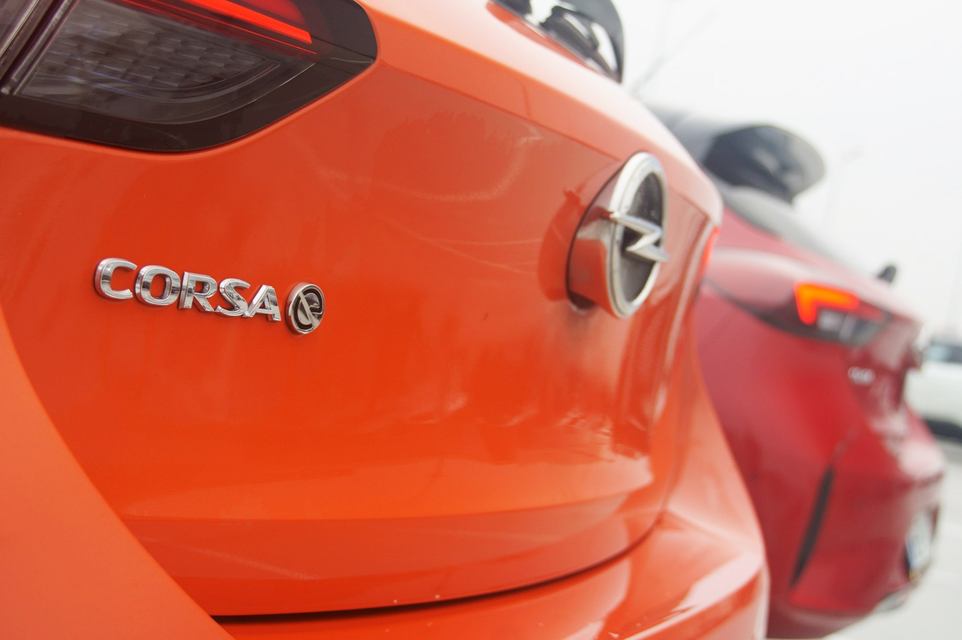 Opel Corsa – elektryk vs. spalinowiec. Który lepszy do miasta?