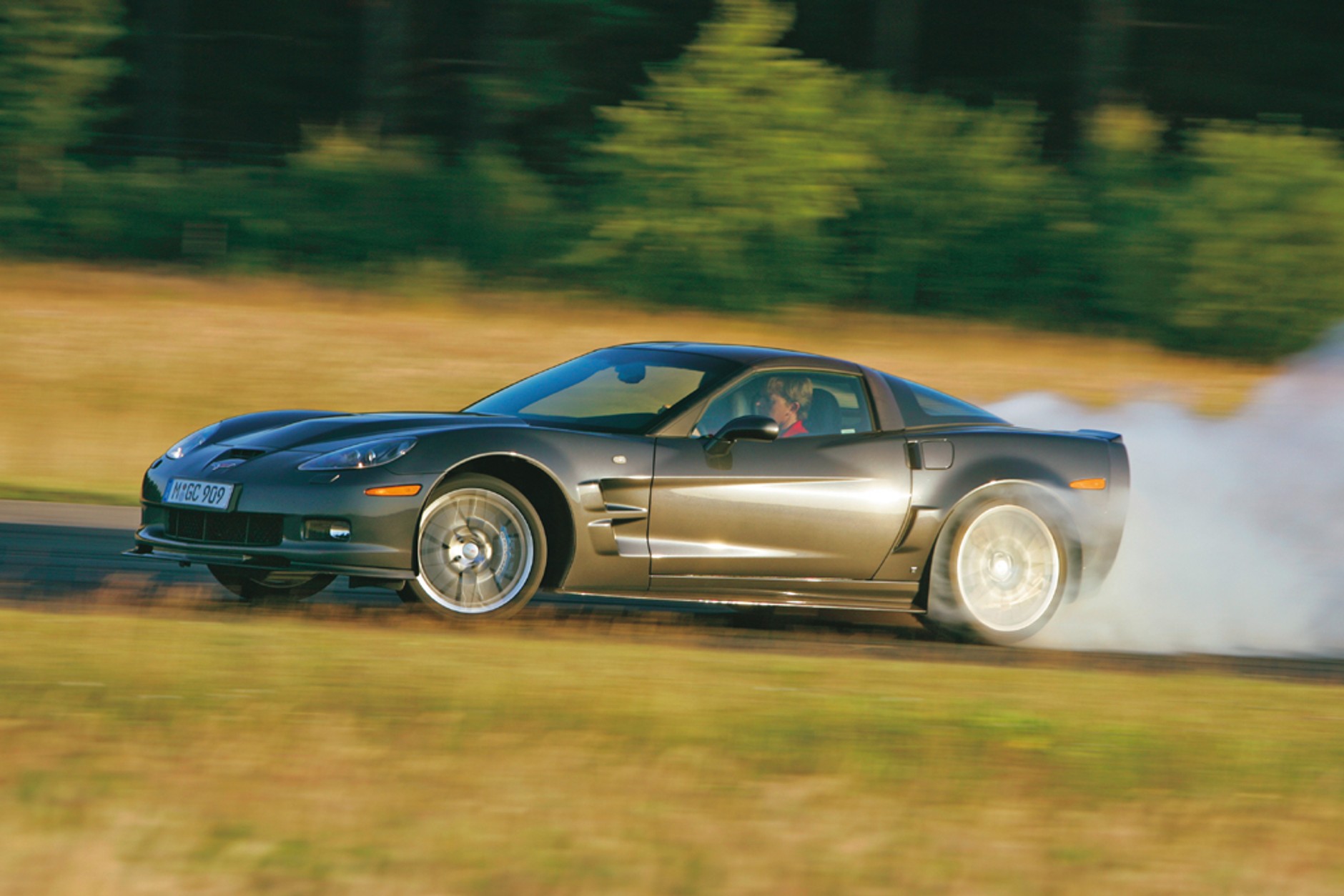 Corvette ZR1 kontra Mercedes SL 65 AMG: Tu topi się asfalt i płonie powietrze