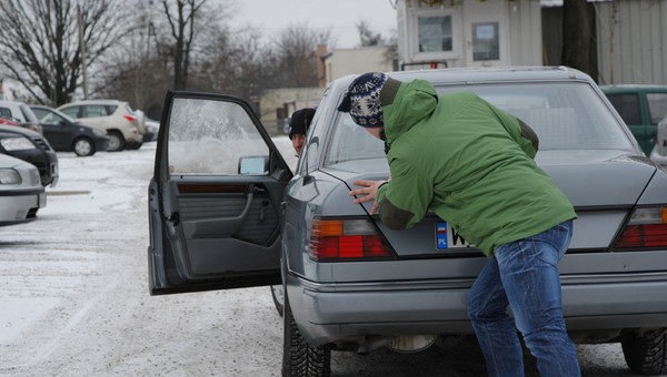 Jak odpalić auto na mrozie - skuteczne i bezpieczne uruchamianie samochodu zimą
