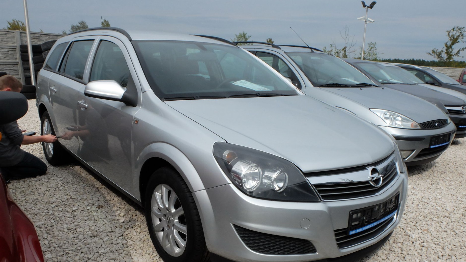 Wybrane przez nas auto stało w płockim komisie. W bogatej ofercie firmy można też znaleźć inne Astry, co ułatwia porównanie.