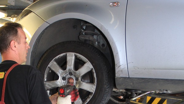 Gdzie tanio kupić opony? Internet: duży wybór, ale drogo