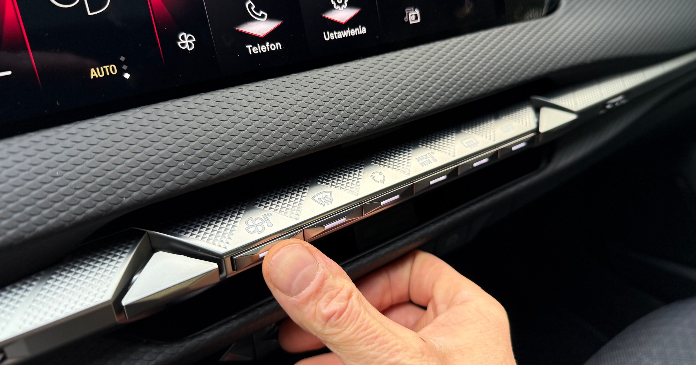 Przyciski do wywoływania różnych funkcji są ładnie wkomponowane w deskę rozdzielczą, ale nieintuicyjne