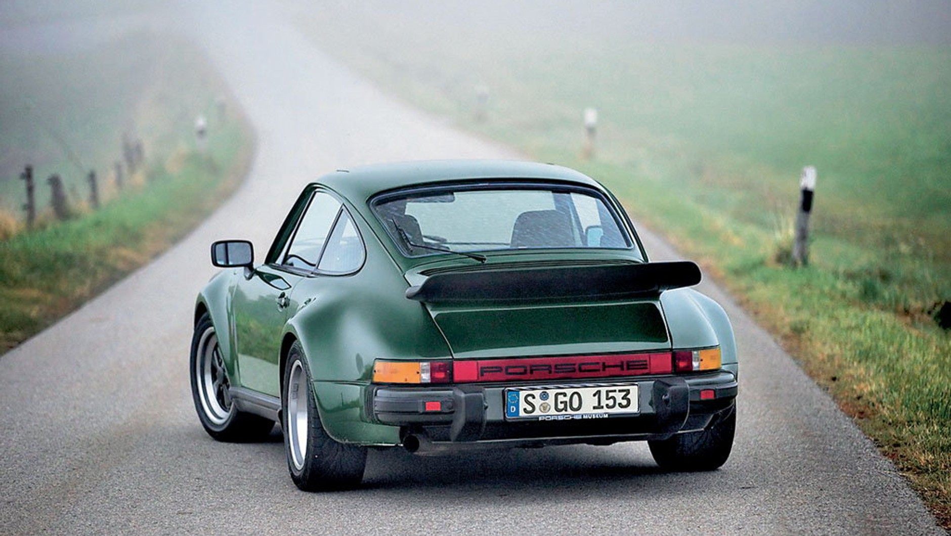Tylny spoiler jest tu jeszcze niewielki. W modelu 3.3 l (1977 r.) chłodnica powietrza doładowującego stała się większa, tym samym urosła też tylna płetwa.