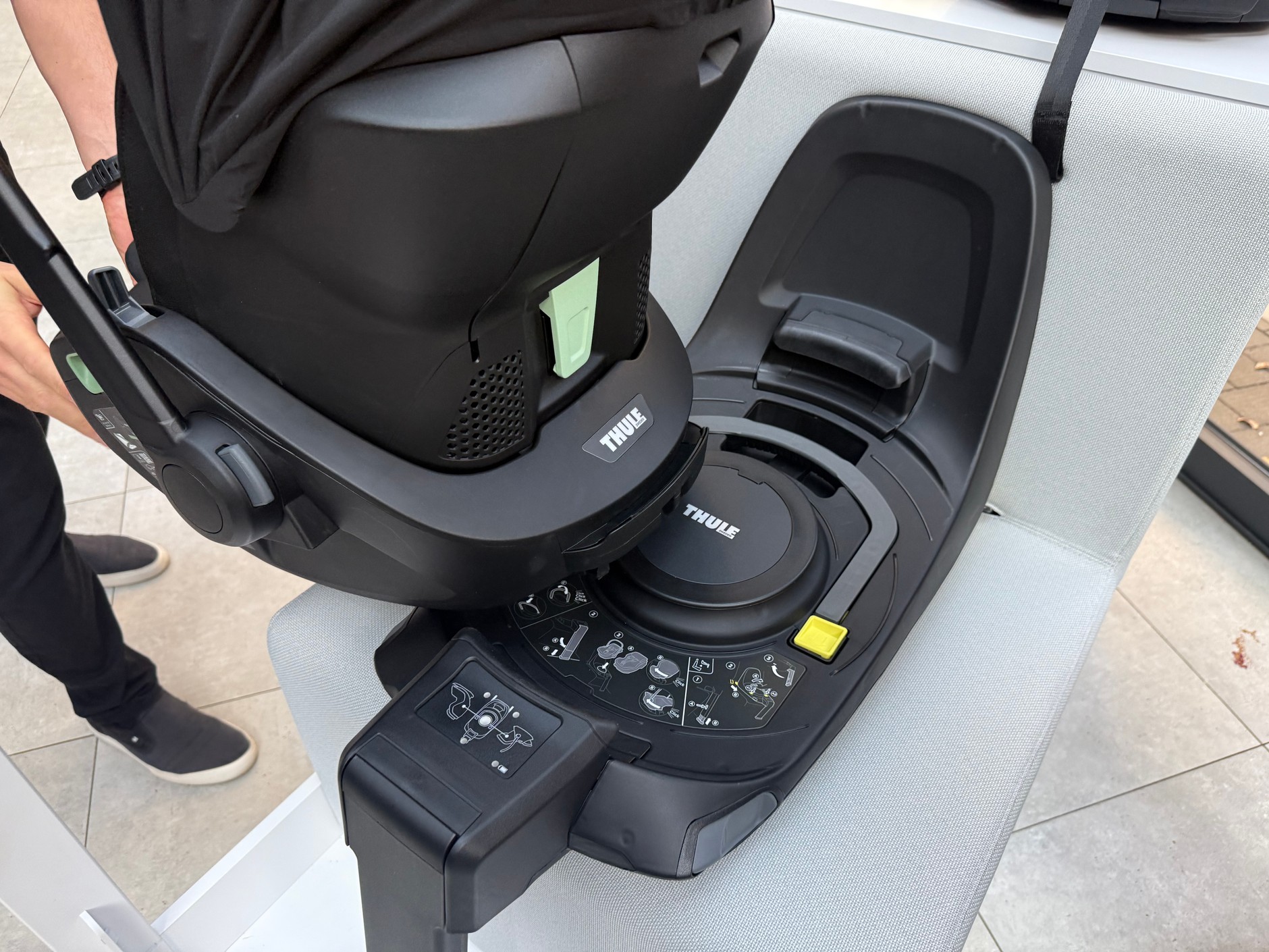 Fotelik Thule Maple i podstawa Alfi