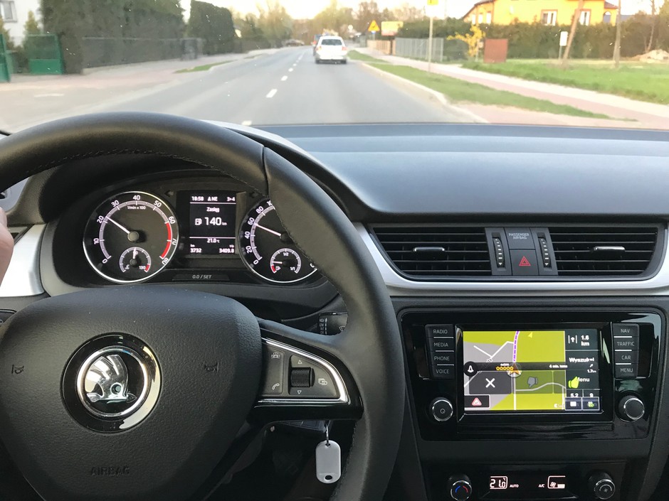 Skoda Rapid 1.0 TSI 95 KM - udało nam się uzyskać ostrzeżenia z Yanosika wyświetlane na ekranie fabrycznego radia