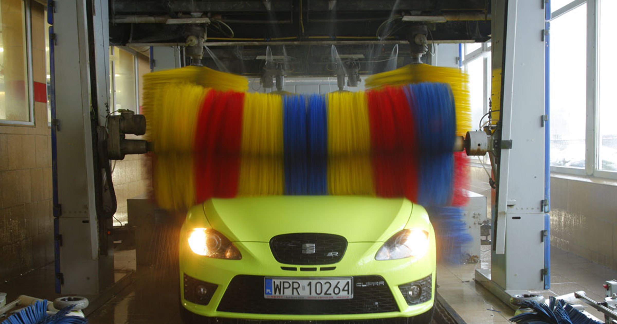 Jak umyć auto - wady i zalety poszczególnych myjni