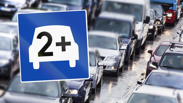 Znak drogowy z samochodem, plusem i cyfrą. Warto wiedzieć, co oznacza