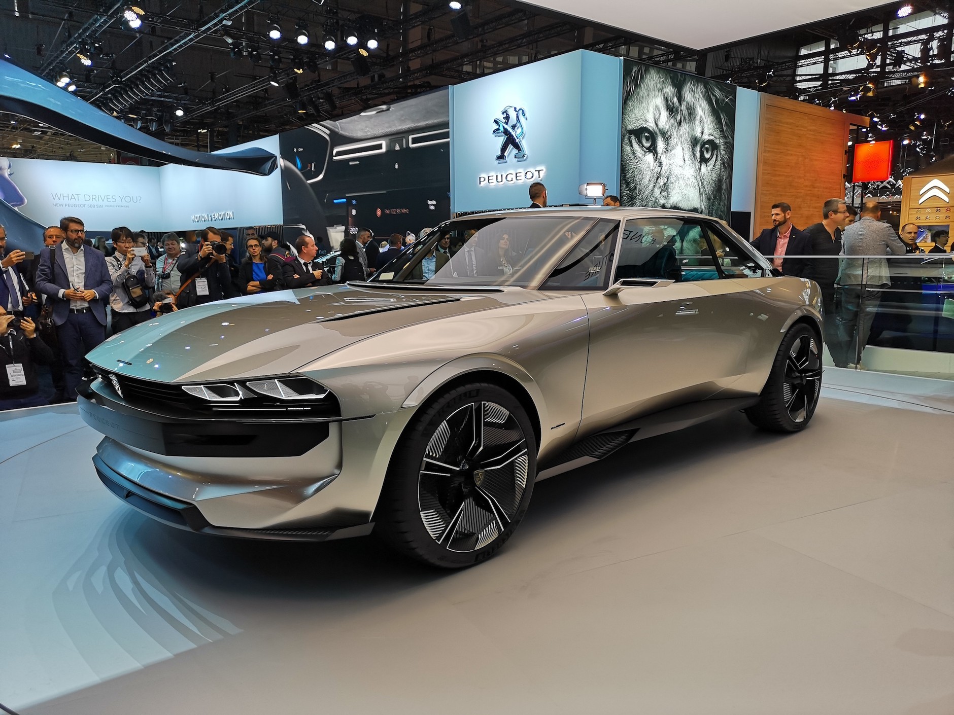 Peugeot na salonie samochodowym w Paryżu