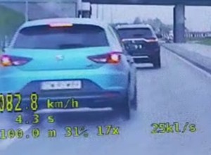 Nie wiedział, że wyprzedza policjantów. Ominął wysepkę pod prąd