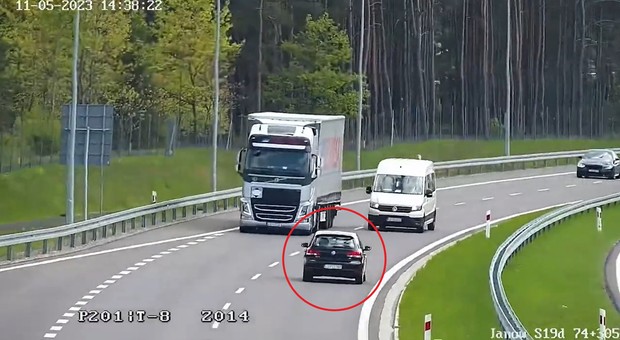Dostrzegł ją operator kamer monitoringu. Zachowanie kierującej szokuje [WIDEO]