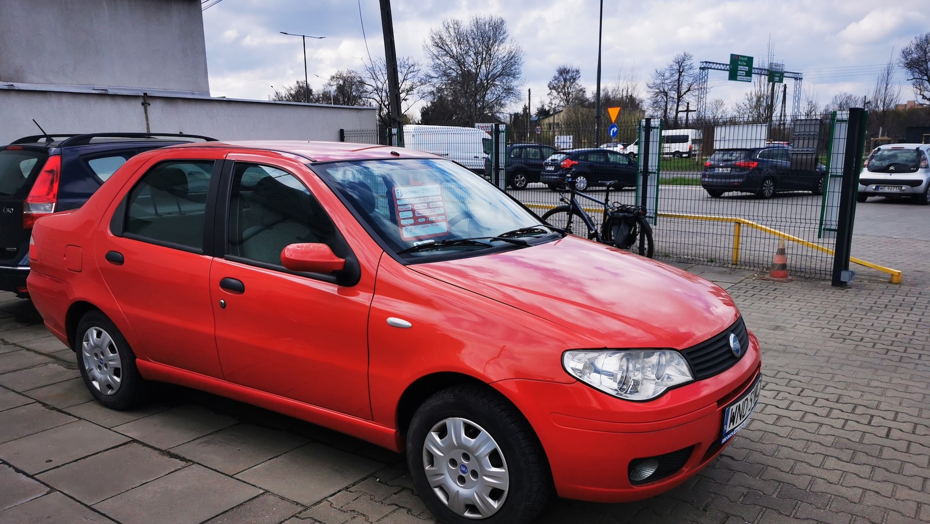 Fiat Albea – jeśli ktoś niedowidzi, to będzie zadowolony – wykładasz niecałe 6 tys. zł, wsiadasz i jedziesz!