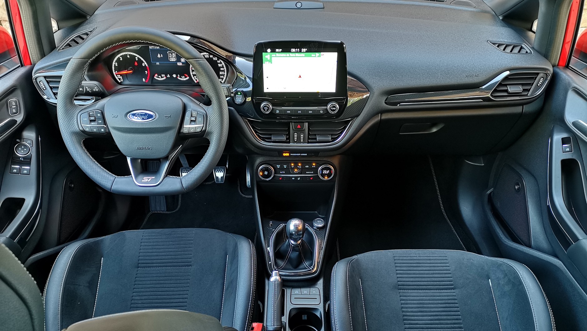 Ford Fiesta ST - selektor trybu jazdy tuż obok dźwigni zmiany biegów. Regulacja tylnej wycieraczki wciąż niewygodna