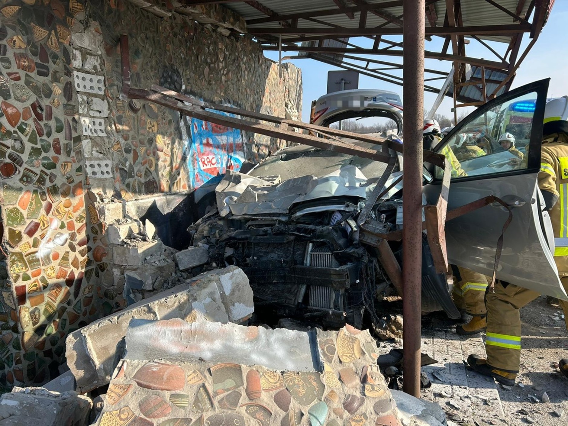 Zjechał z drogi i uderzył w przystanek. Interweniowało LPR