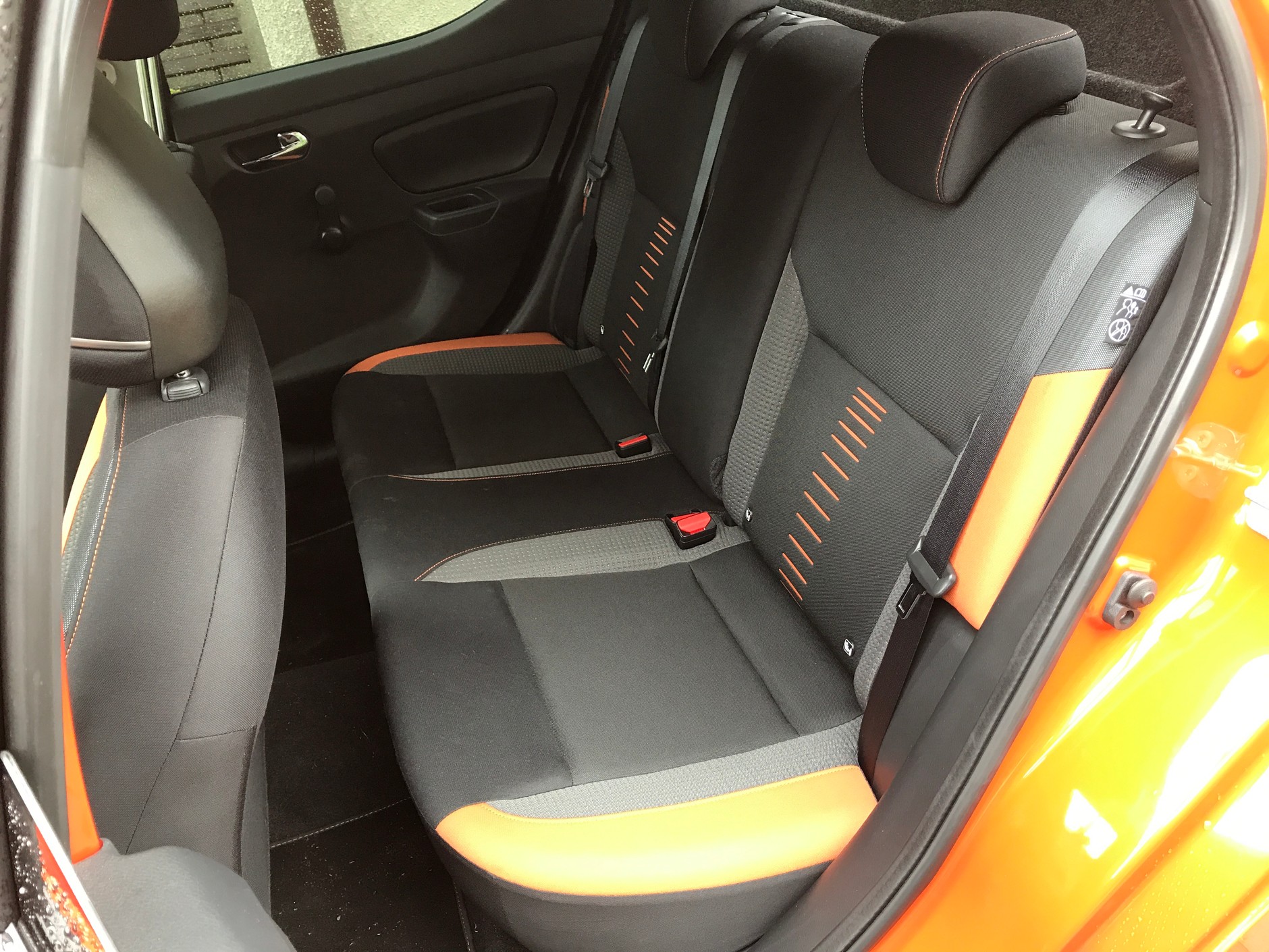 Miejsca na nogi jest wystarczająco. Gorzej z miejscem na głowę. Nissan Micra