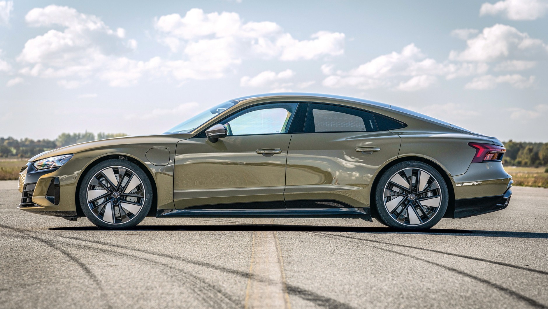 Audi RS e-tron GT (I, 2022) - czyli... Taycan w innej karoserii. Mocno opadająca linia dachu, stosunkowo długi jak na elektryka tylny zwis.