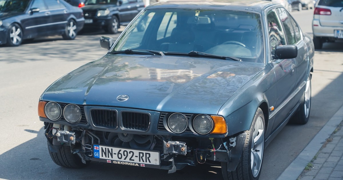 Pocztówka z Gruzji: auto bez zderzaka i z niemiecką czcionką