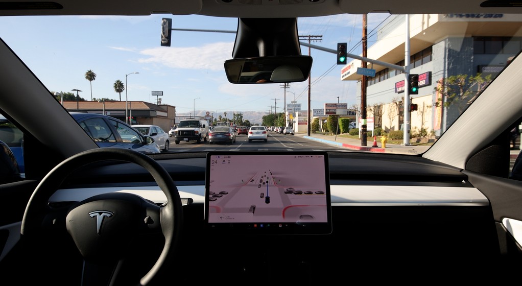 FSD w Tesli jest takl zaprogramowany, że może wyręczać kierowcę przez długi czas