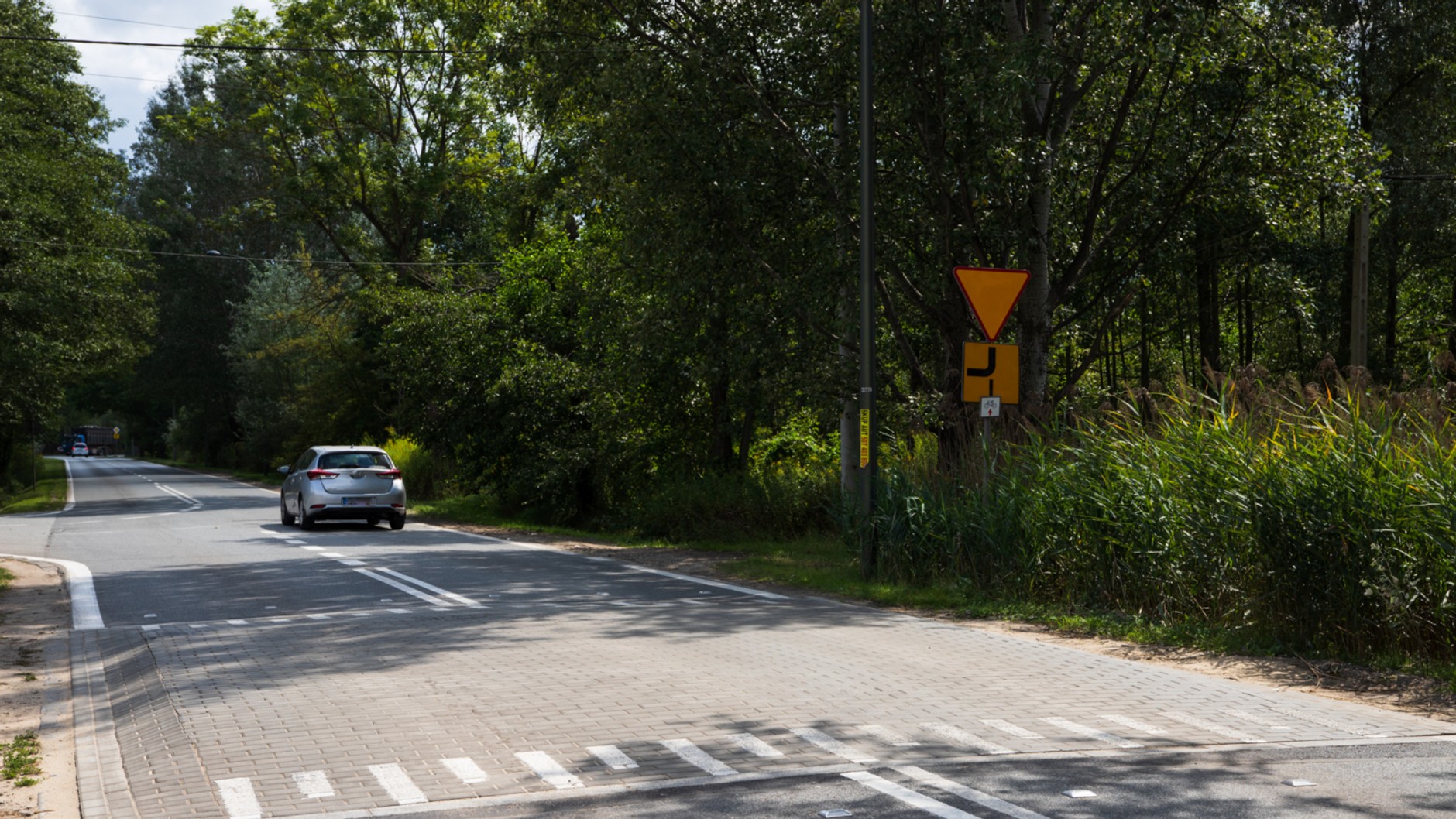 Próg sinusoidalny (próg zwalniający).