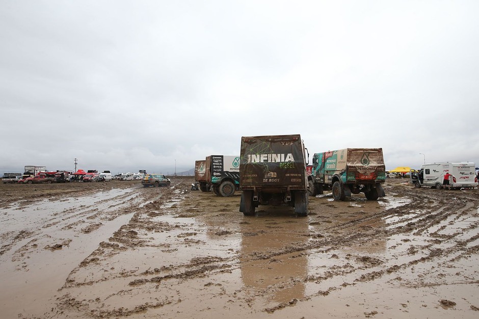 Rallye Dakar 2017 - tak wyglądał biwak po ulewnym deszczu