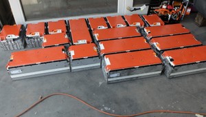 Zasypią nas miliony ton zużytych baterii z aut - straszą eksperci