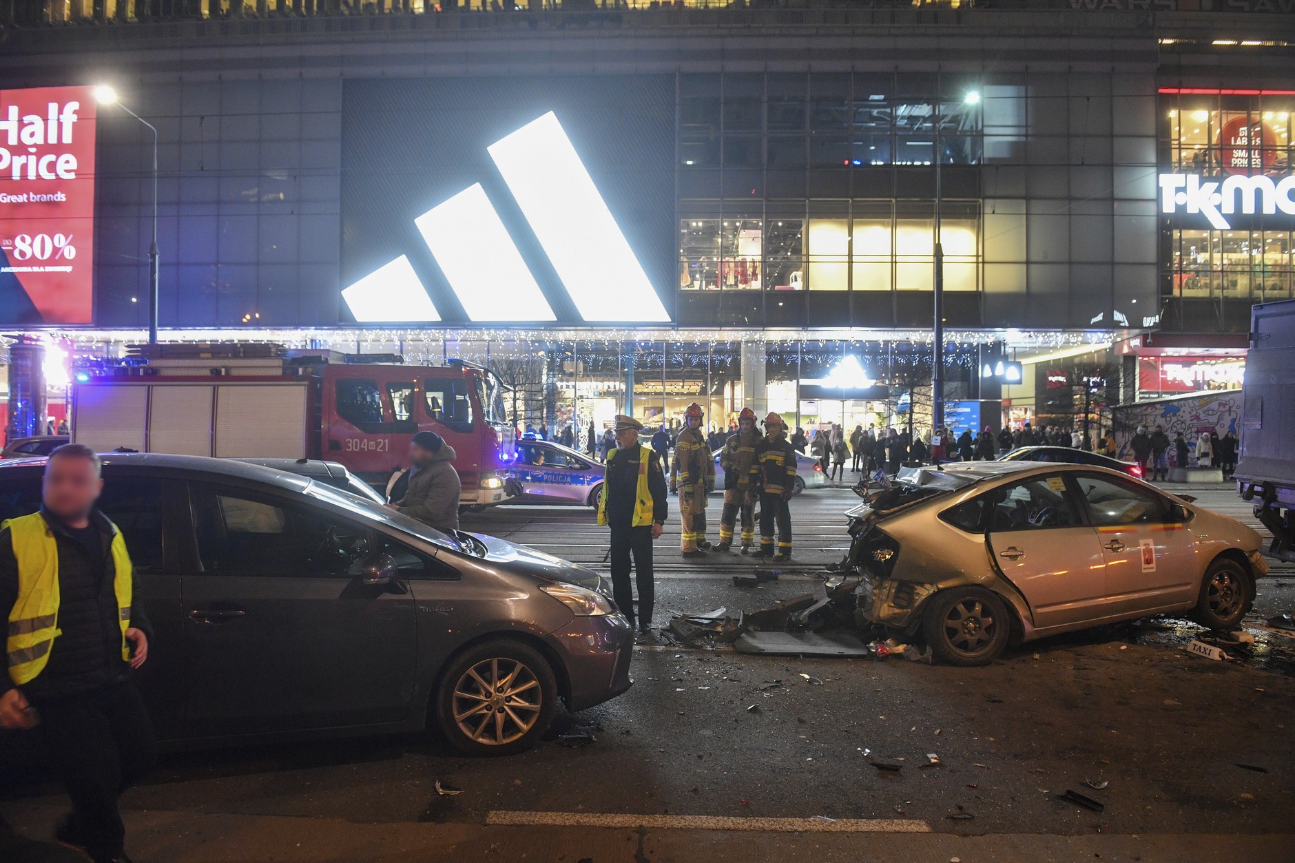 Pędził po torowisku. Wbił się w sznur aut. Wielki karambol na jednej z głównych ulic Warszawy