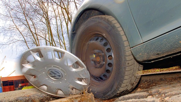 Jak domagać się  odszkodowania za uszkodzoną oponę?