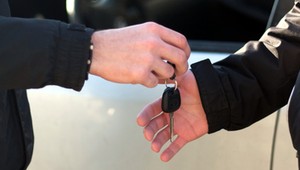 Kupujesz albo sprzedajesz auto? Pamiętaj o tych rzeczach, bo kary są dotkliwe