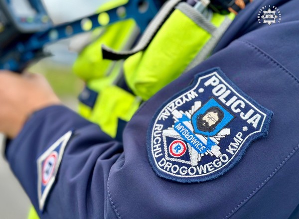 Wysiadł z samochodu i zaczął biegać po autostradzie A4. Policjanci ruszyli na pomoc