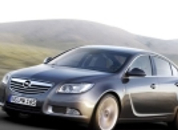Nadjeżdża Opel Insignia