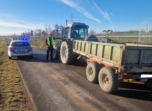 Policjanci patrolowali "ekspresówkę". Na 333 km stał pojazd, który nie miał prawa się tam znaleźć