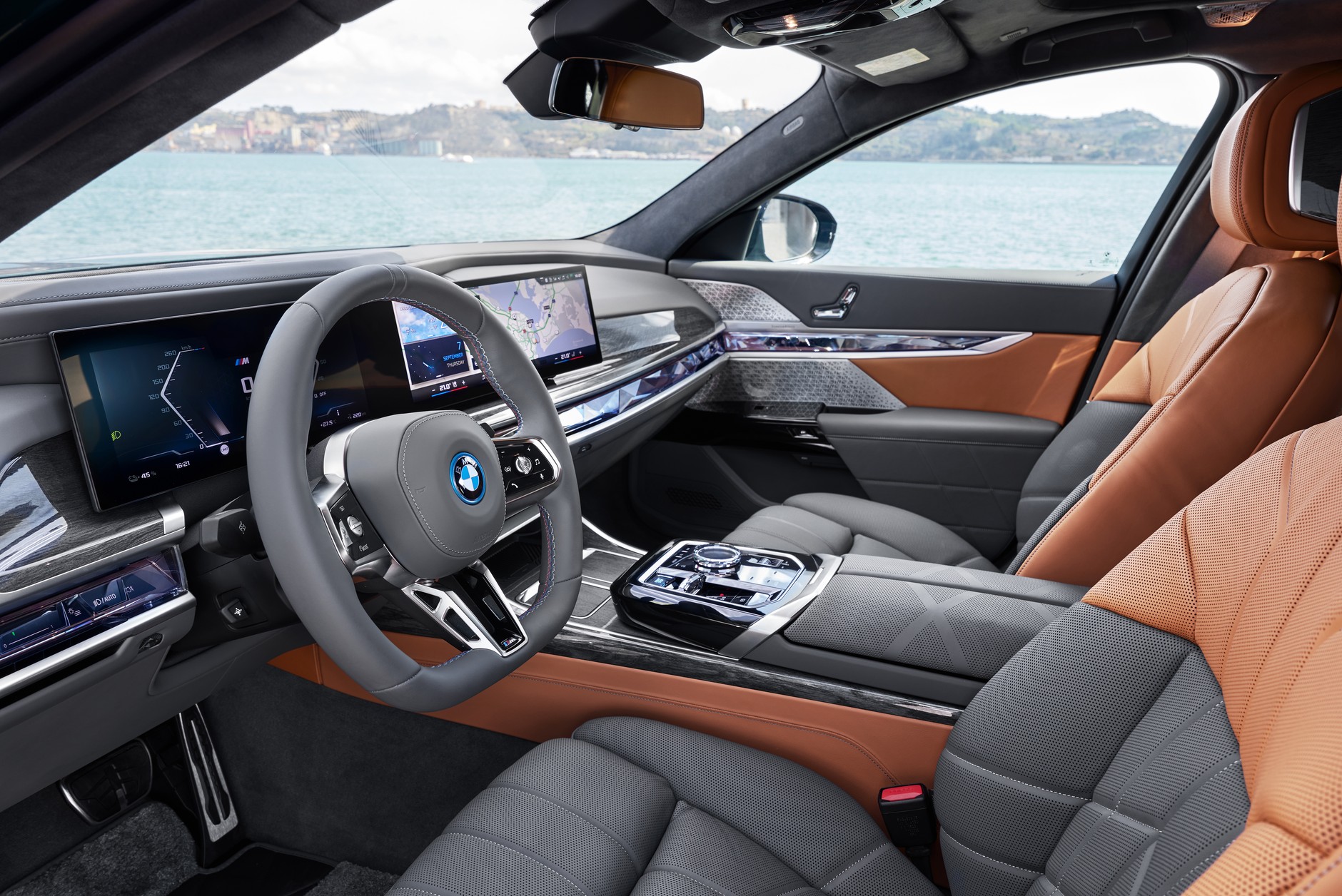 BMW i7 M70
