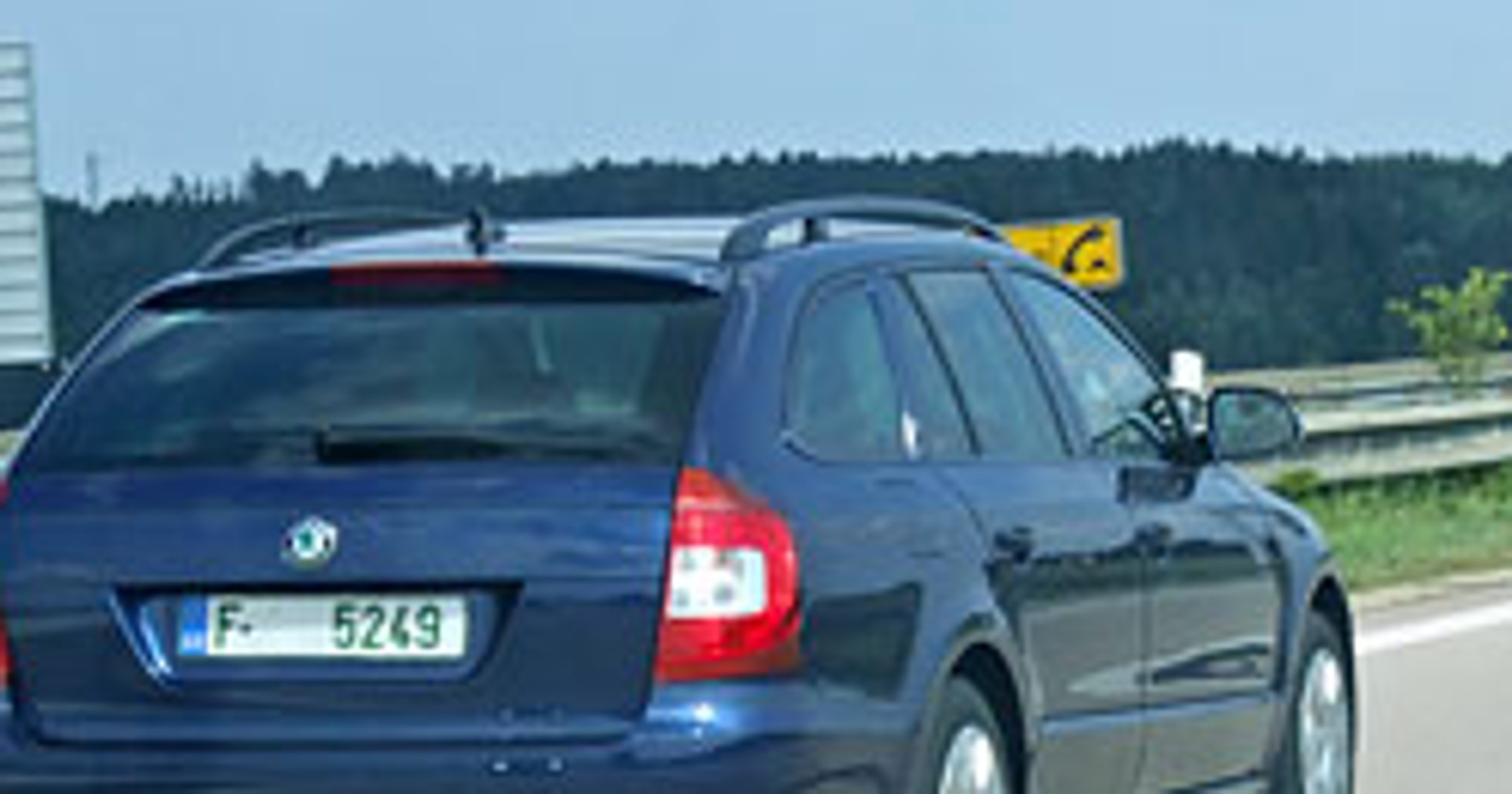 Zdjęcia szpiegowskie: Škoda Superb Combi na czeskiej autostradzie D1