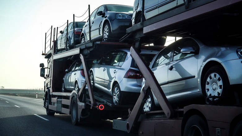 Laweta z samochodami