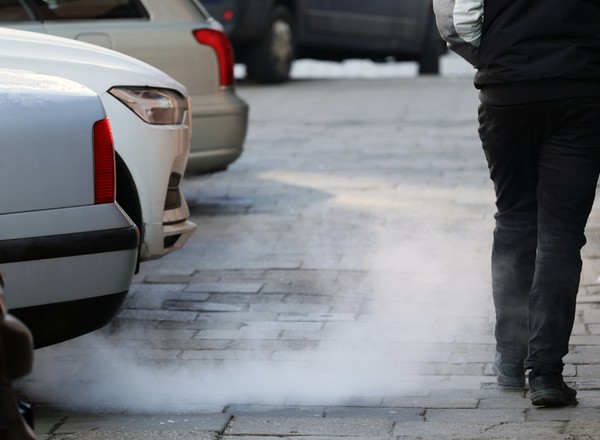 Kolor spalin może oznaczać poważną awarię. Na to warto zwrócić uwagę