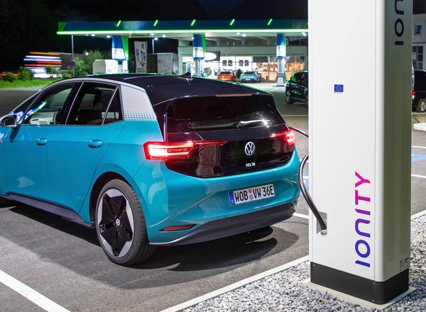 Które auto elektryczne ładuje się najszybciej?