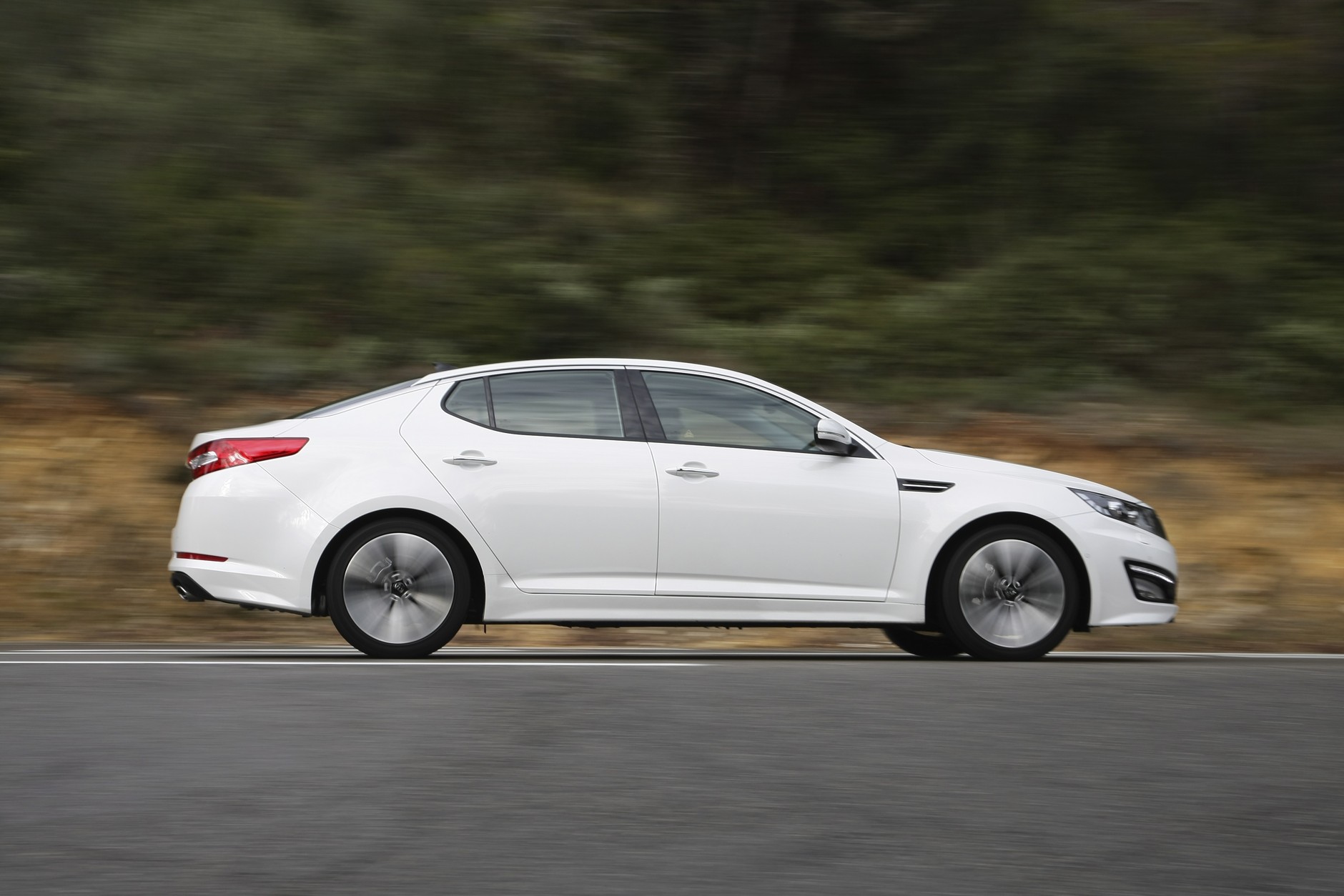 Kia Optima kontra Toyota Avensis: czy można pokonać mistrza?