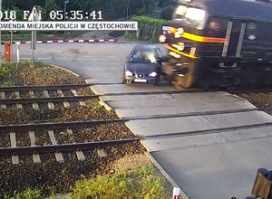 Seat ominął rogatki i został zmiażdżony przez pociąg
