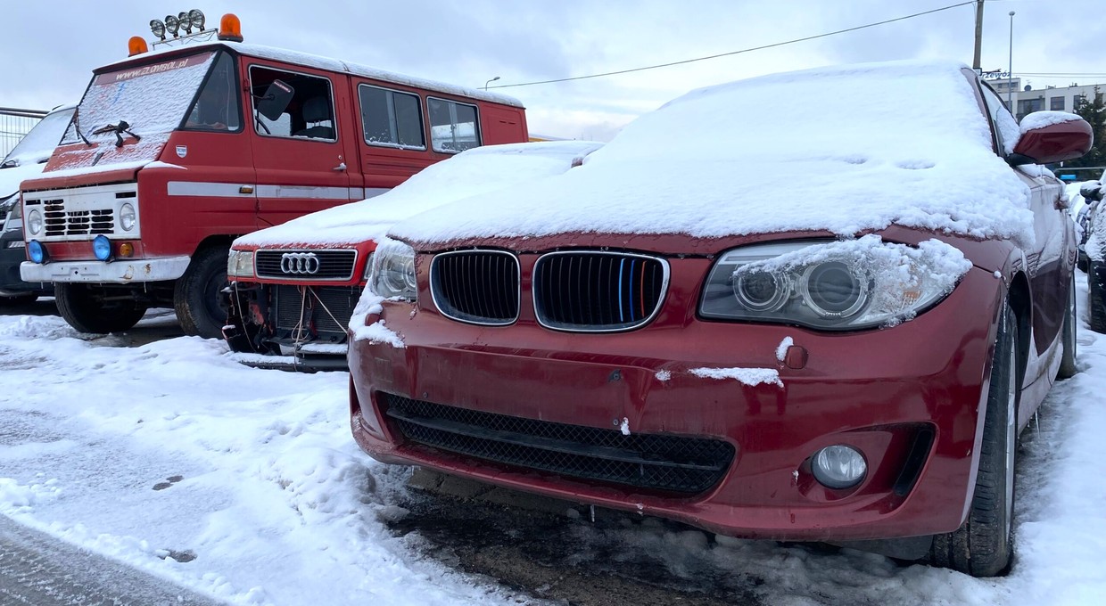 Żuk, Cadillac, BMW i wiele innych. Porzucone w Krakowie auta szukają nowych domów