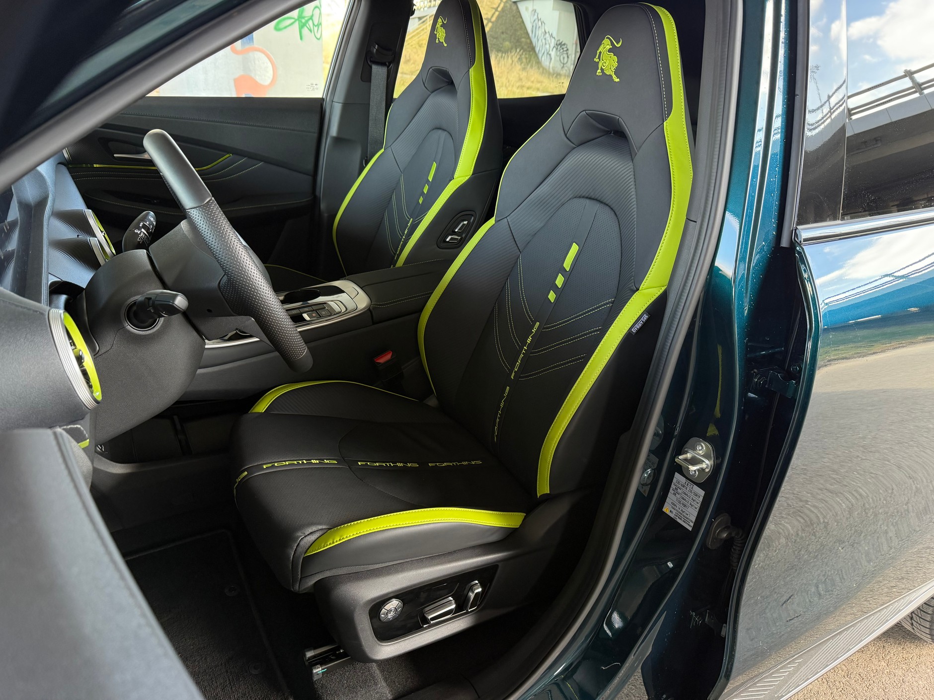 W chińskich autach siedzi się wysoko i bardzo często kierownica jest za daleko – nawet jeśli ma regulację wzdłużną, jak w tym modelu. Ale w niektórych chińskich autach w ogóle nie ma takiej regulacji