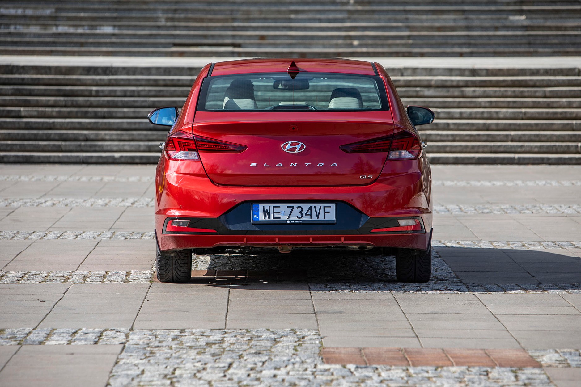 Hyundai Elantra 1.6 MPI 6AT - sedan w stylu azjatyckim