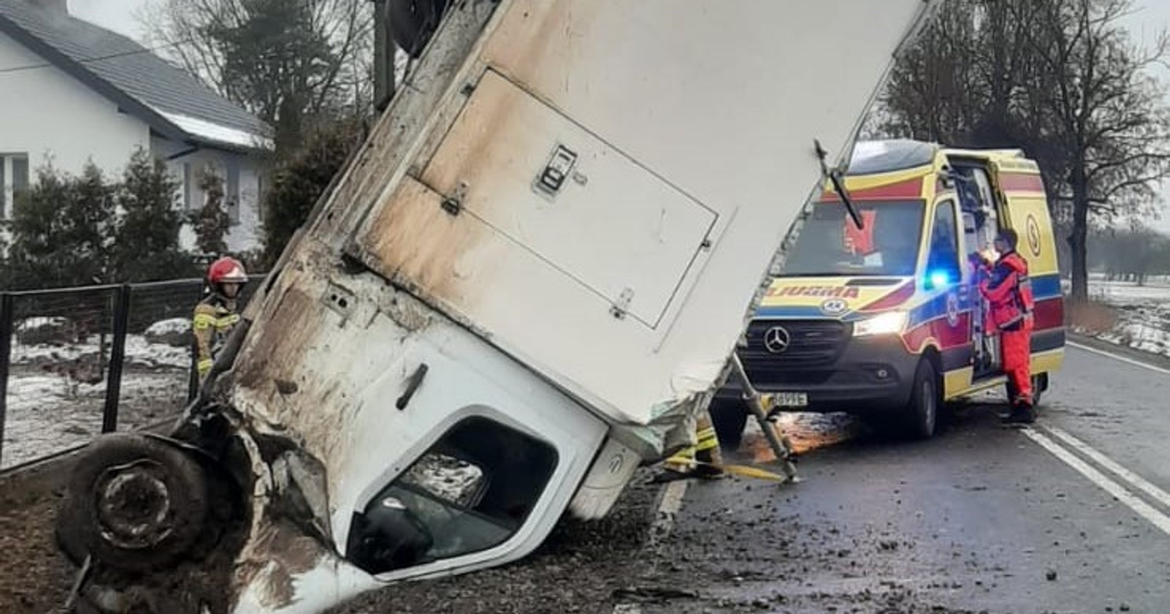 Wypadł busem z drogi. Zatrzymał się pionowo w rowie
