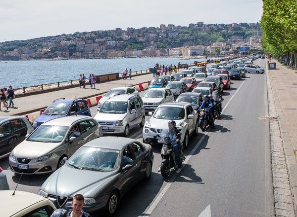 Neapol pełen polskich tablic. Przez Włochów polscy kierowcy płacą więcej za ubezpieczenie