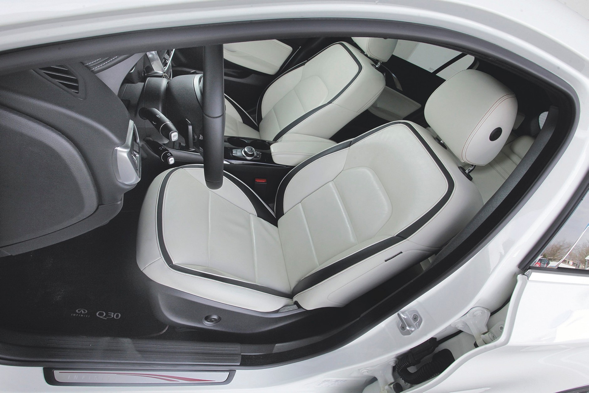 Trzy niezwykłe kompakty: BMW 120d, Infiniti Q30 2.2d i Mercedes A220d