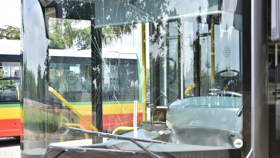 Obraz pochodzący z serwisu https://biala-podlaska.policja.gov.pl/lbp/informacje/aktualnosci/146168,Uszkodzila-szybe-autobusu-miejskiego-bo-kierowca-na-nia-zatrabil.html