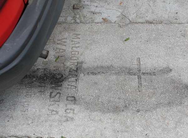 Makabra! Wyłożyli parking nagrobnymi płytami