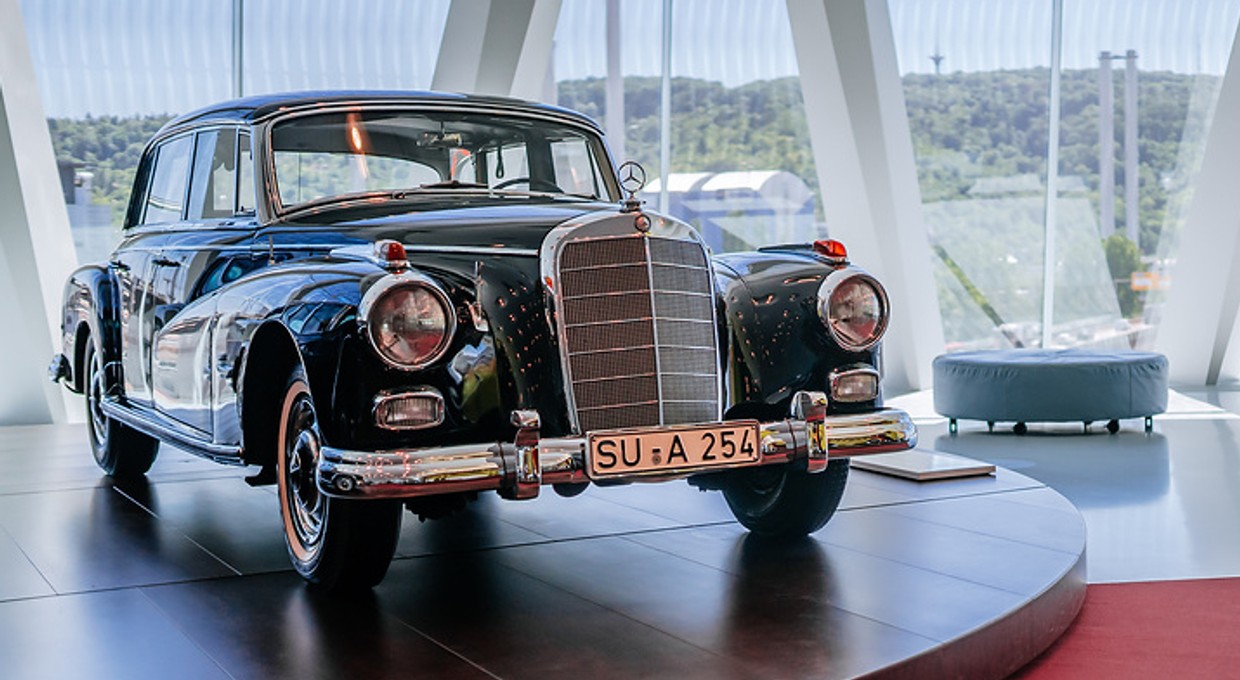 Mercedes 300 Konrada Adenauera w muzeum marki w Stuttgarcie