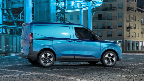 Ford modelem E-Transit Courier atakuje klasę elektrycznych kompaktowych furgonów
