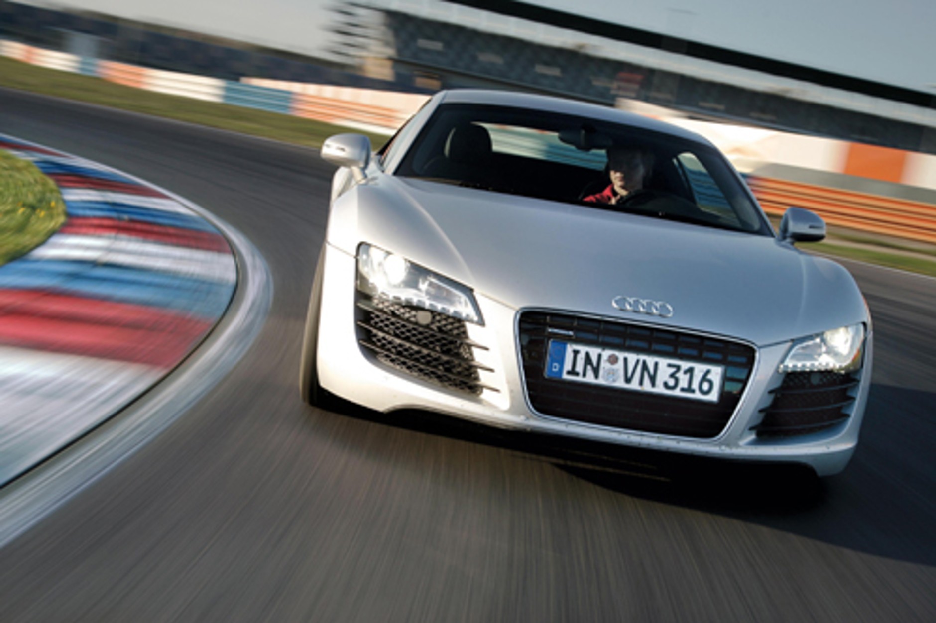 Audi R8 i Porsche 911 Carrera - Legenda czy młody gniewny?